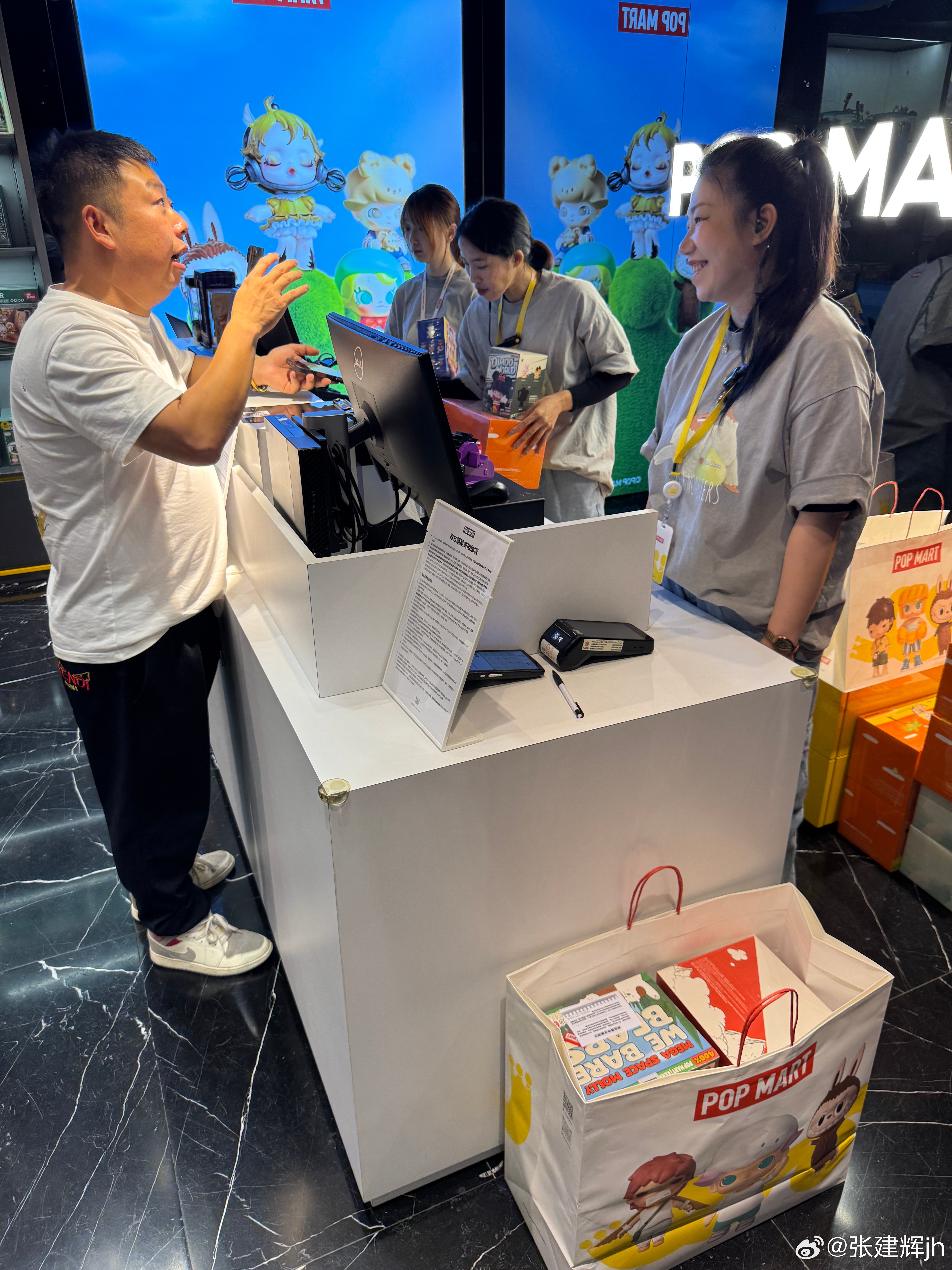 啥也没干呢，先拎两袋子泡泡玛特，你是到哪都得买这玩意啊[笑着哭]​​​