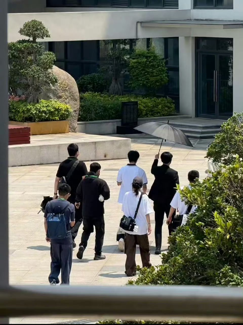 宋威龙凌霄重回高中母校27岁是凌霄从新加坡回来的那一年宋威龙27岁的凌霄宋威龙