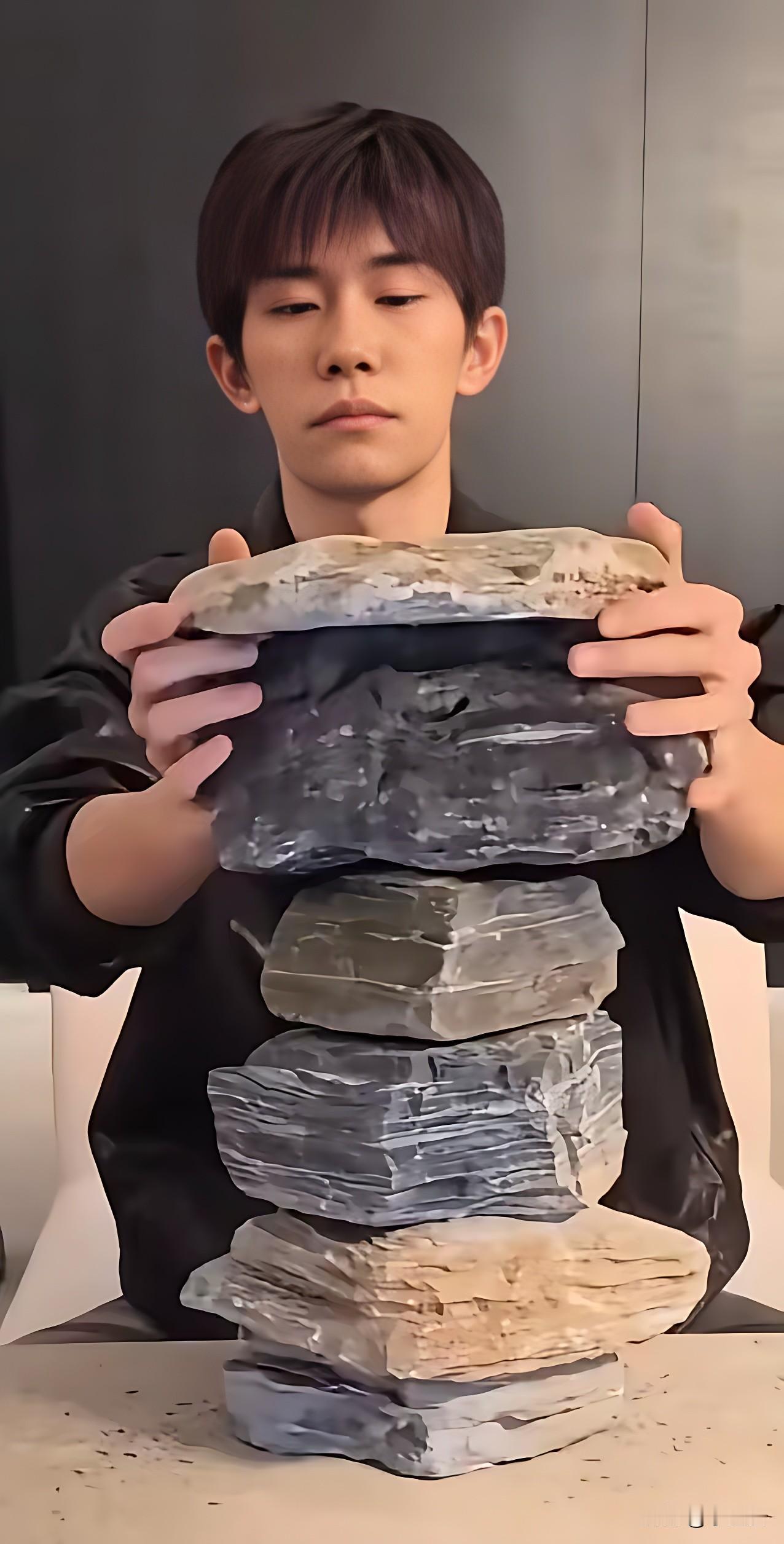 易烊千玺啊易烊千玺不是我骂你你说你直播就直播垒石头算啥？垒石头就垒石