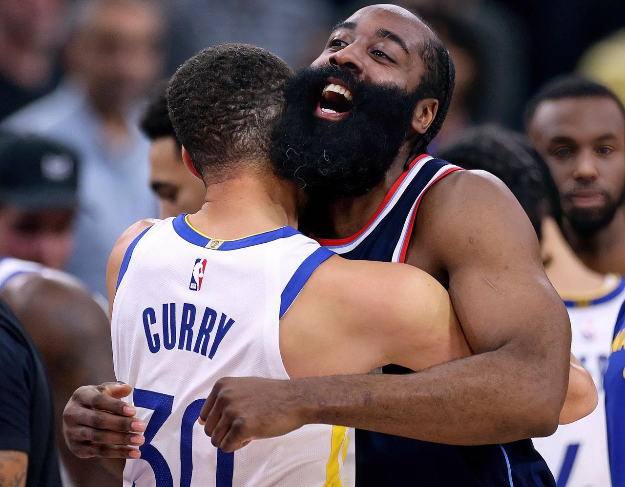 哈登：库里，你是真屌啊！两场干了95分？？库里：你也猛啊！先30+三双，再40