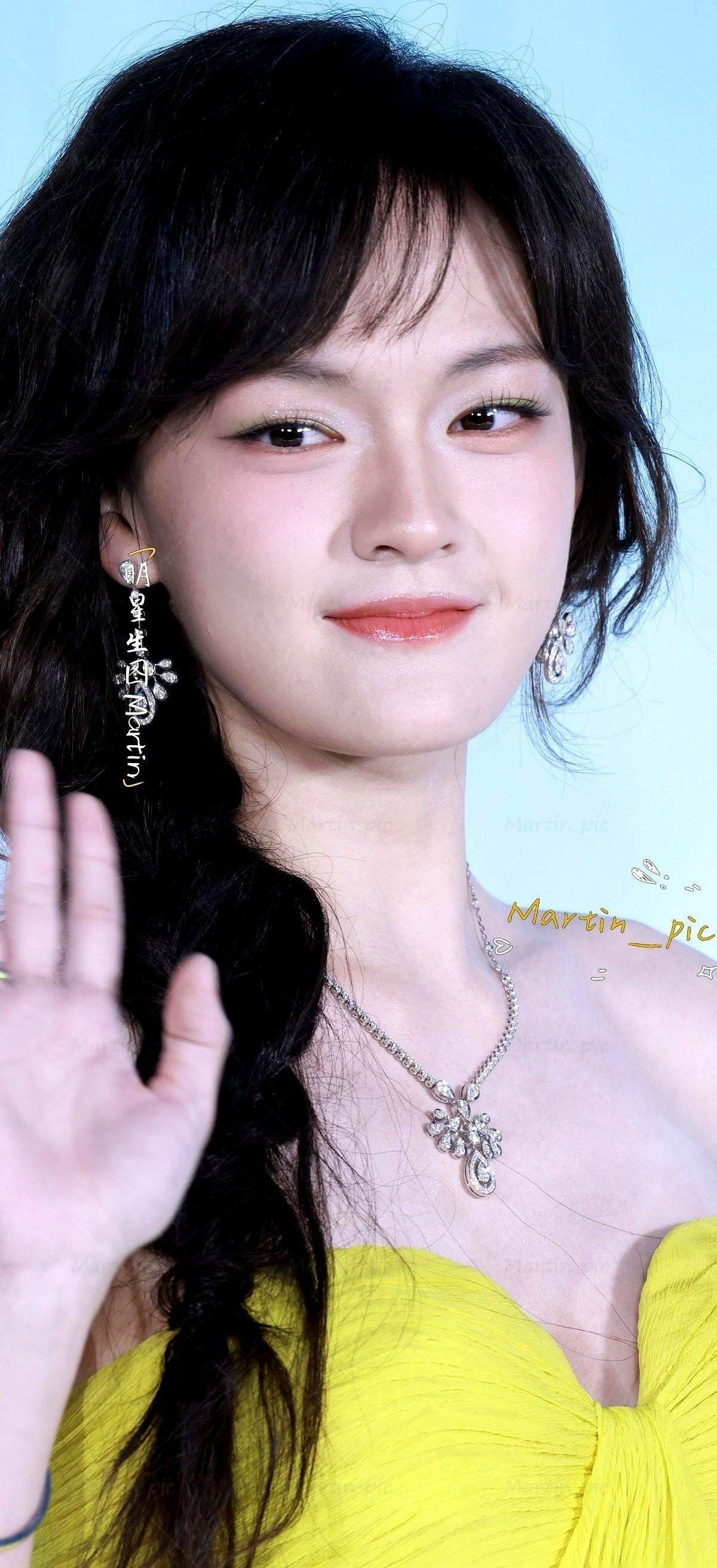 文淇没化妆，没堆首饰，一条马尾就上了红毯。没人喊“绝了”，但所有人都看了两眼。