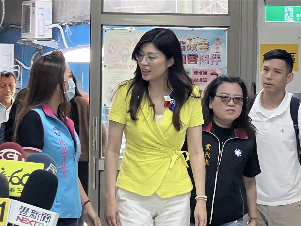 赵少康质疑郑丽文动用网军郑丽文柔性回应战斗蓝发起人赵少康举行记者会指控我们