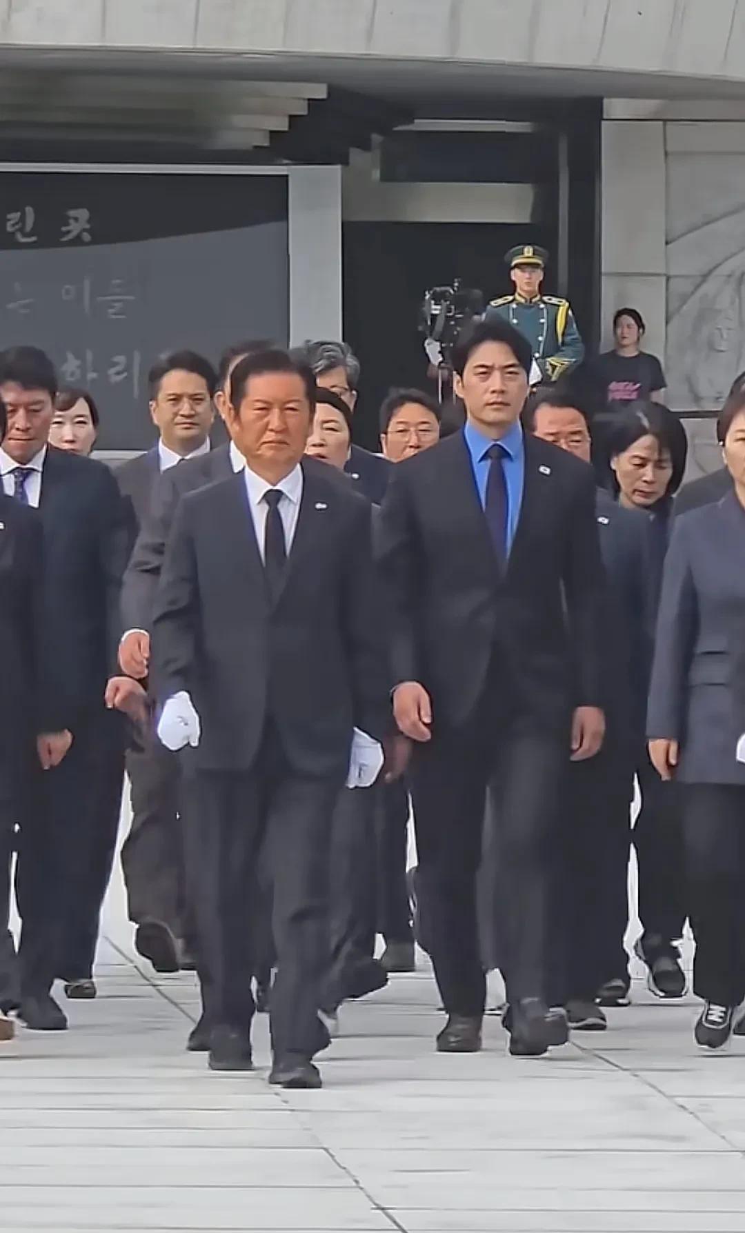 郑清来参拜显忠院VS李在明参拜显忠院，郑清来气势好强。8月4日，共同民主党新任