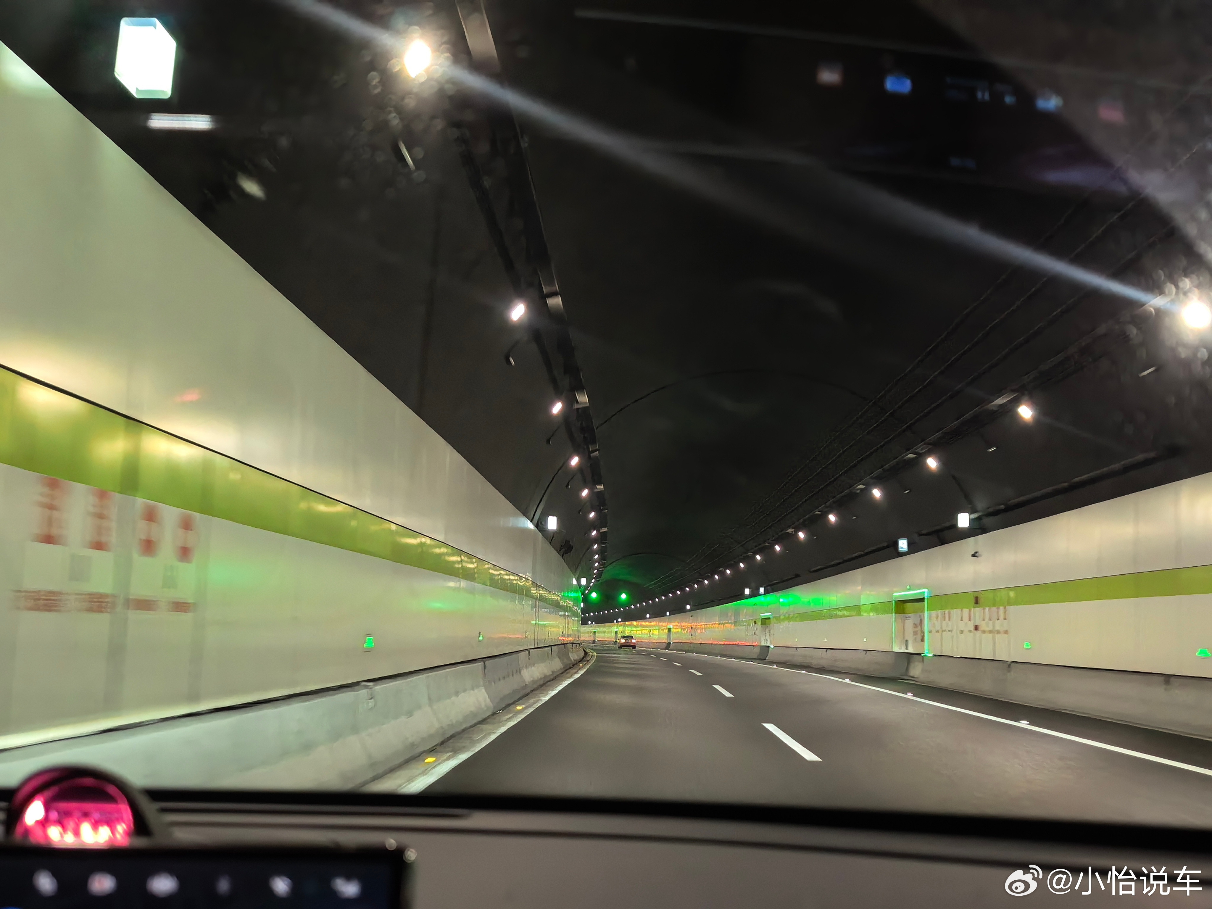 我昨晚睡的真好一觉醒来5点了现在我正飞奔向机场[笑着哭]​​​