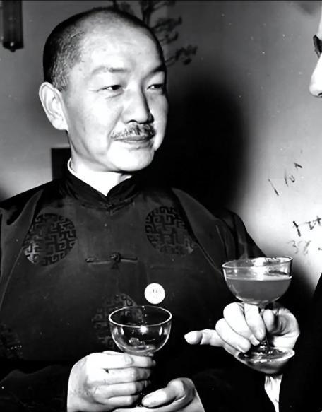 1921年，上海证券物品交易所，戴季陶想抽烟，一摸口袋空的，抬头看见个年轻人站在