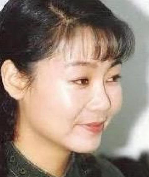 1991年，萨日娜为了能捞到一间11平米的住房，揣着258块聘礼就嫁给了同班同学