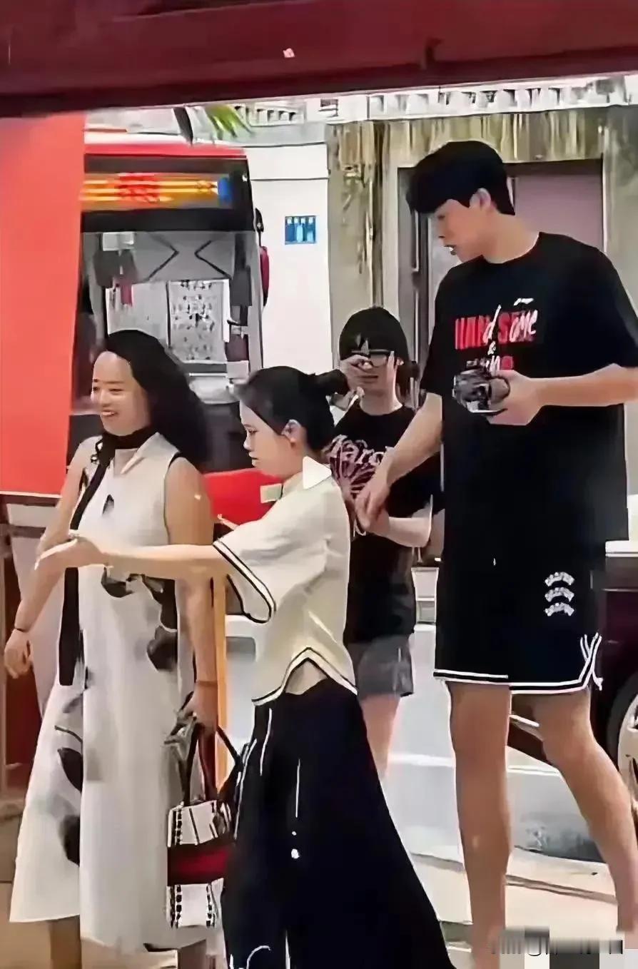 亚洲人身体条件本来就不如黑人。大家也看到了，不会勾手投篮，不会卡位抢篮板，跑不快