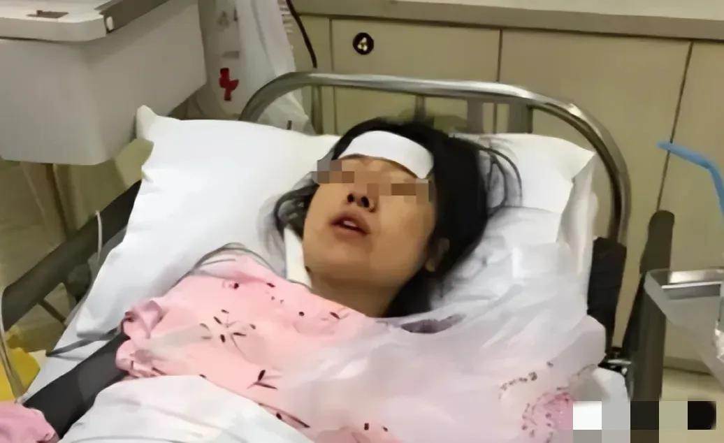 2018年，21岁女大学生不慎被毒蛇咬伤，送往医院抢救时，情况相当不乐观，趁