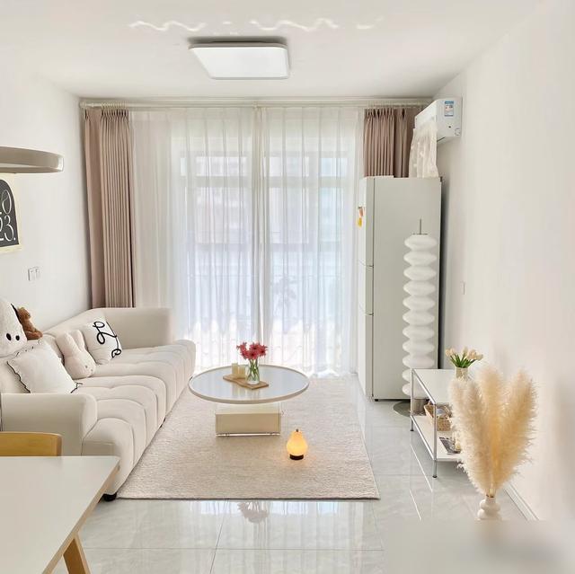 看完广东这位女主的家,我直接被戳中了!广东一女主装了套大白墙不吊顶的房子,墙面顶