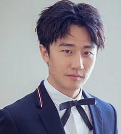 2007年，黄轩带母亲去大连旅游，突然收到52岁父亲去世的消息。他直接懵了，鬼使