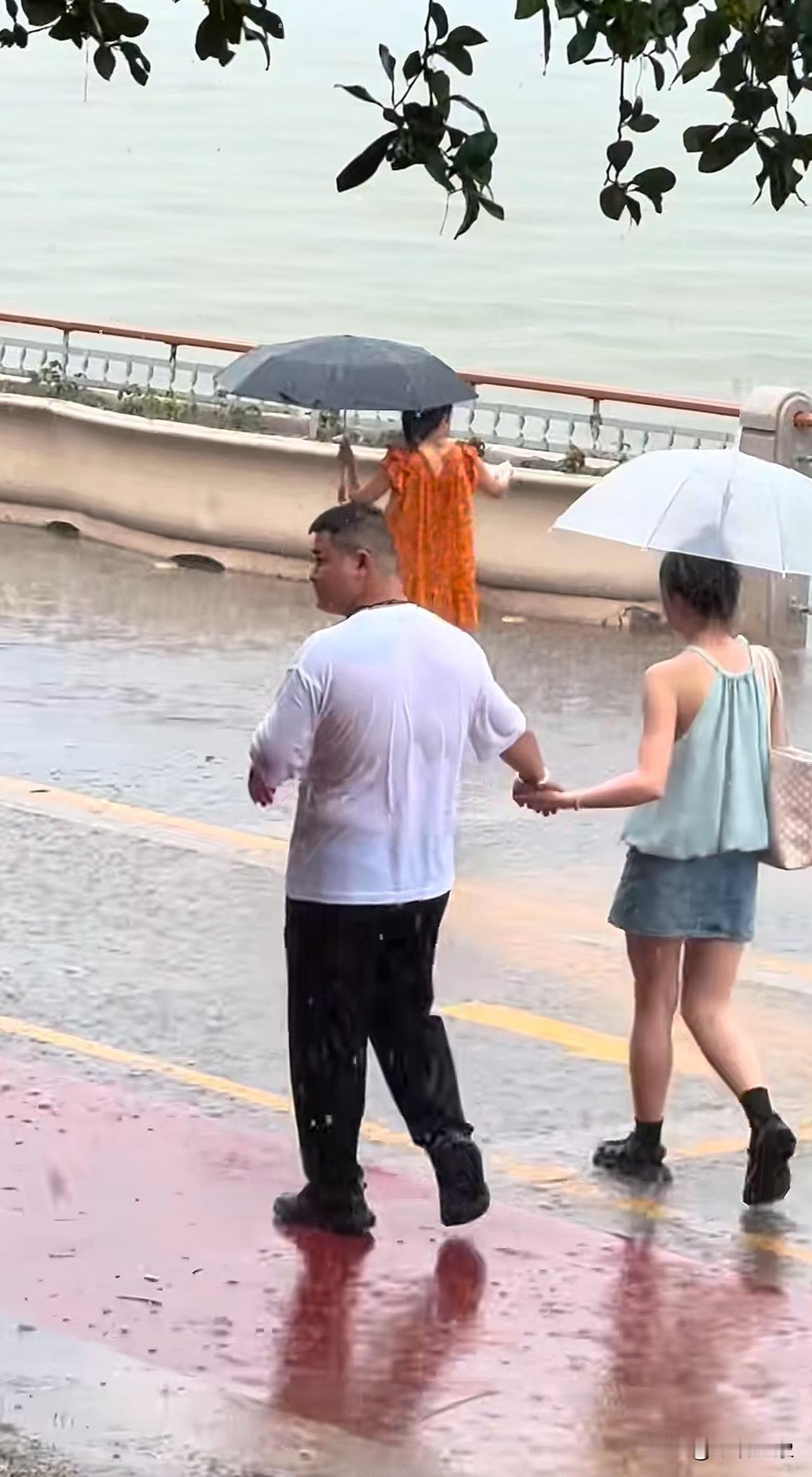 大雨倾盆下的一对情侣…