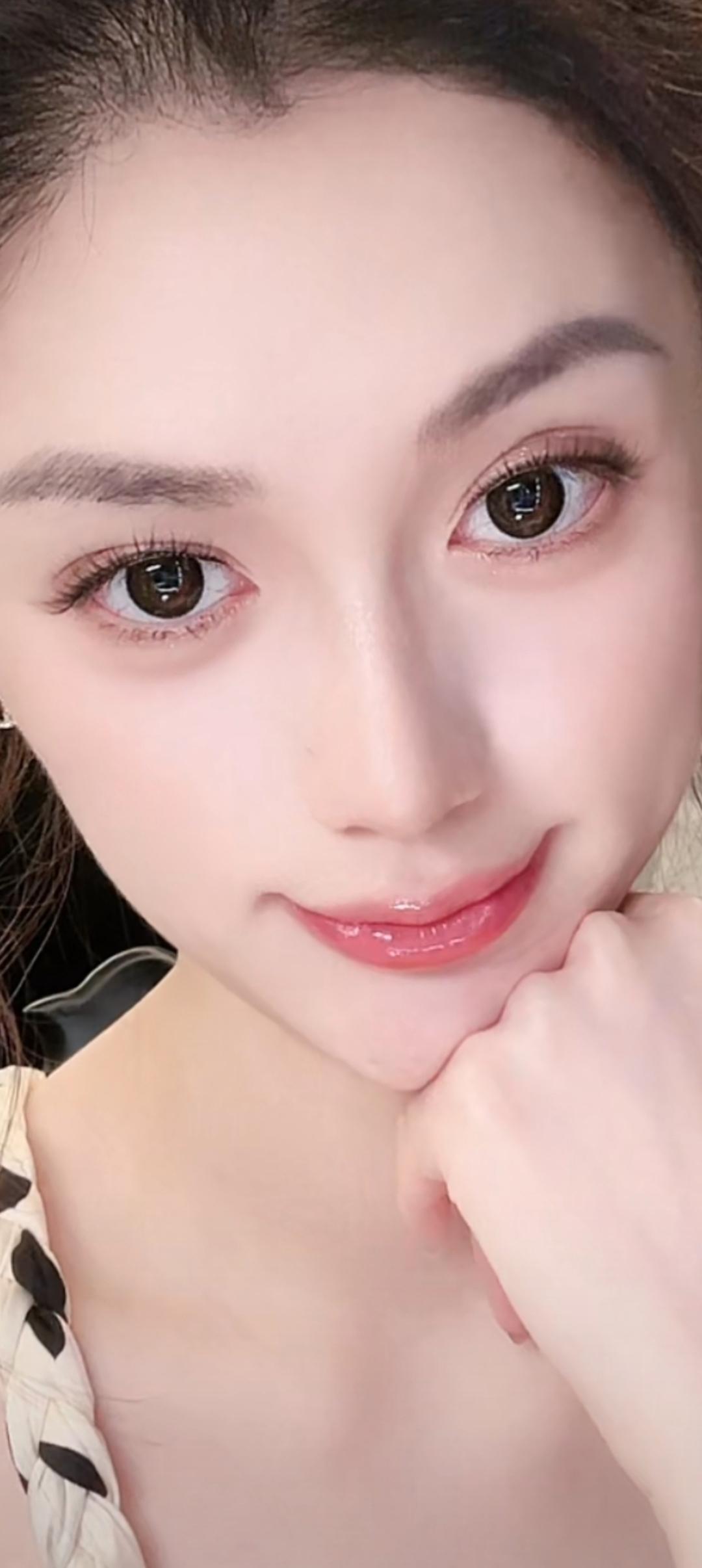 这个小姐姐笑起来好甜呀！