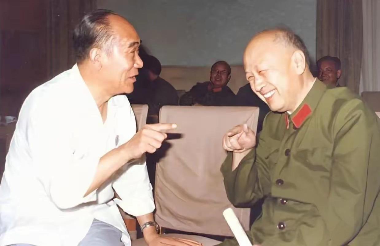 钱学森和侯宝林在一起唠嗑，钱学森笑得非常开心，虽然不知道他们在一起具体唠的是什么