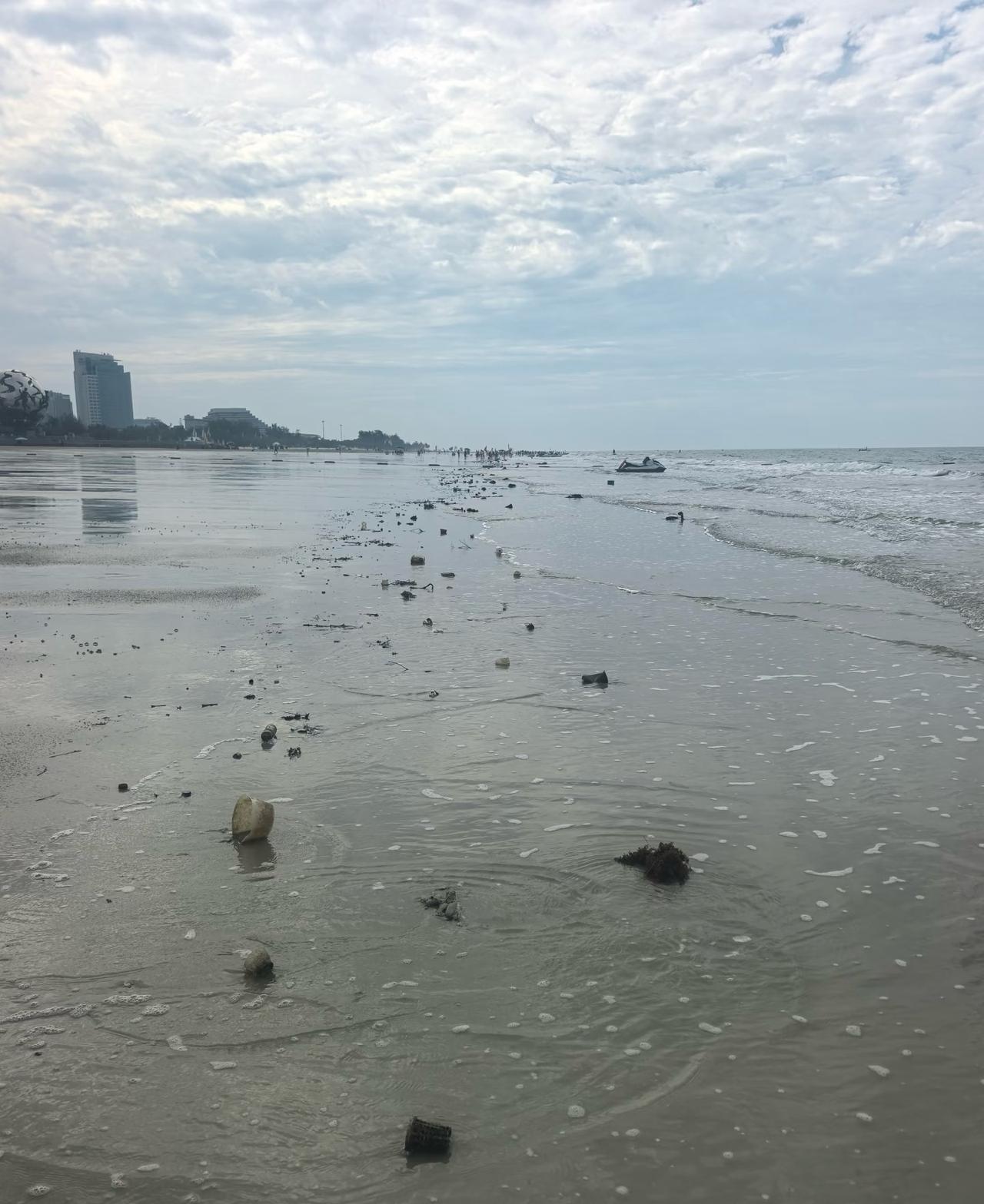 退潮以后的银滩需要清理在海边溜达，退潮以后的海岸脏脏的，大海把人类丢弃的垃圾