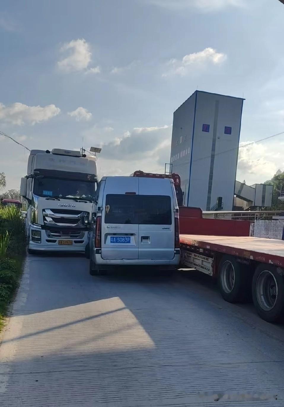 这些人真的不会开车！在云浮274省道，三辆“巨无霸”把路堵得死死的，简直是