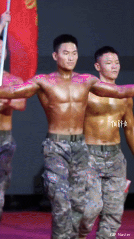 当武警官兵同台竞“肌”，这才是最硬核的力量秀你能想象一身腱子肉的武警官兵在