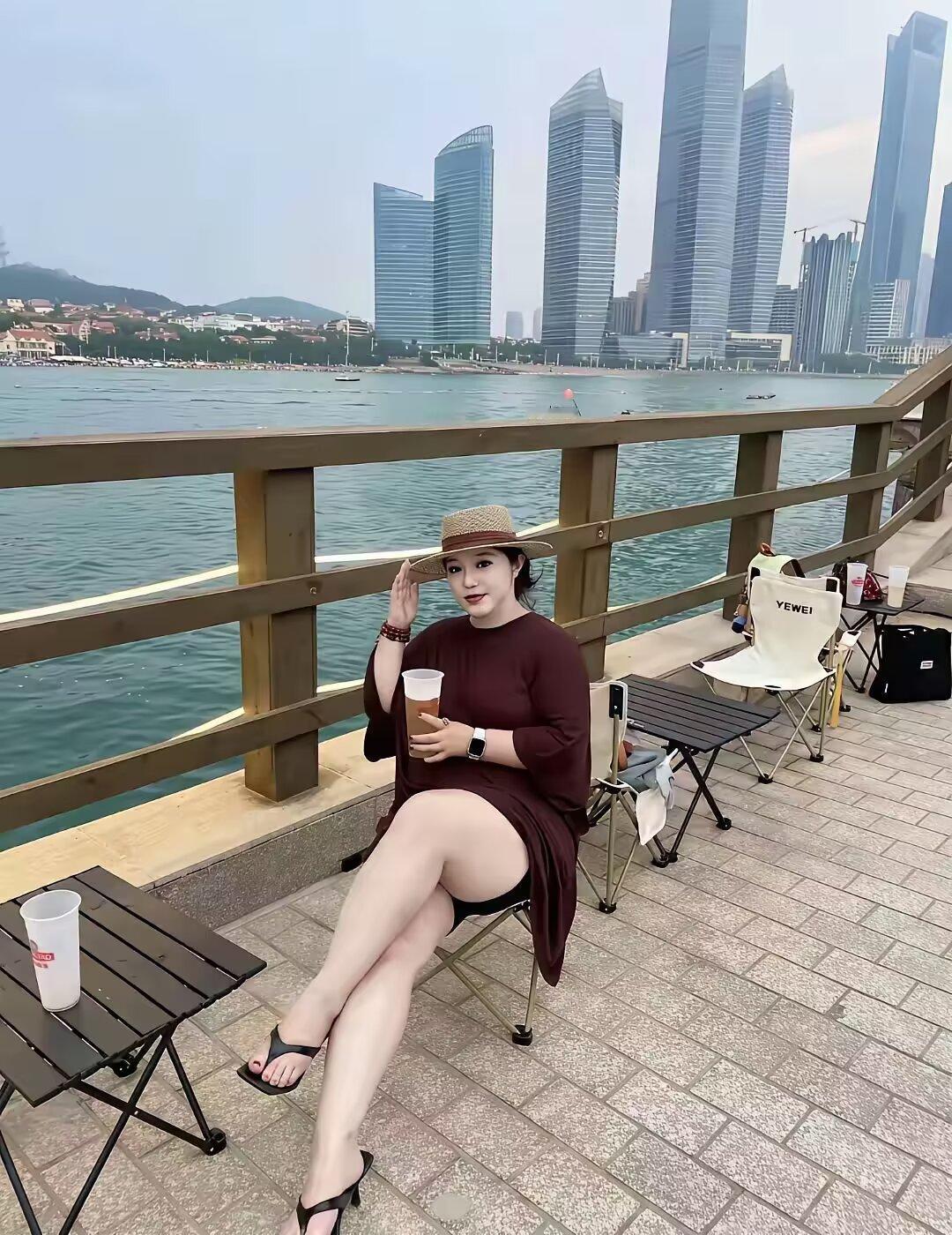 非常成功的生活记录类人像摄影。它不仅记录了人物的状态，更通过背景建筑、海景与道具