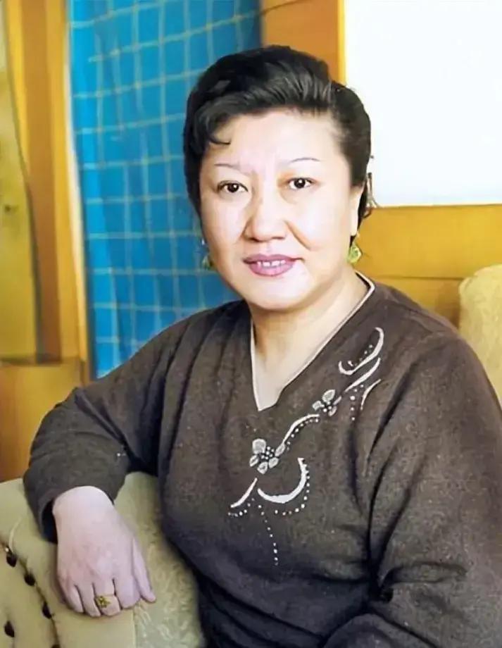 她突发疾病去世，留下了长春、北京、珠海的7套房子和巨额的存款，长期和她同居但是并