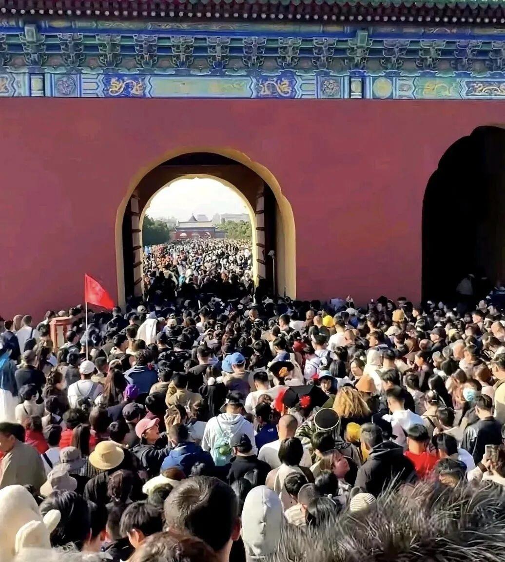 有一个问题我百思不得其解：国庆假期，每个景点都是人山人海，好像来了一亿人。但
