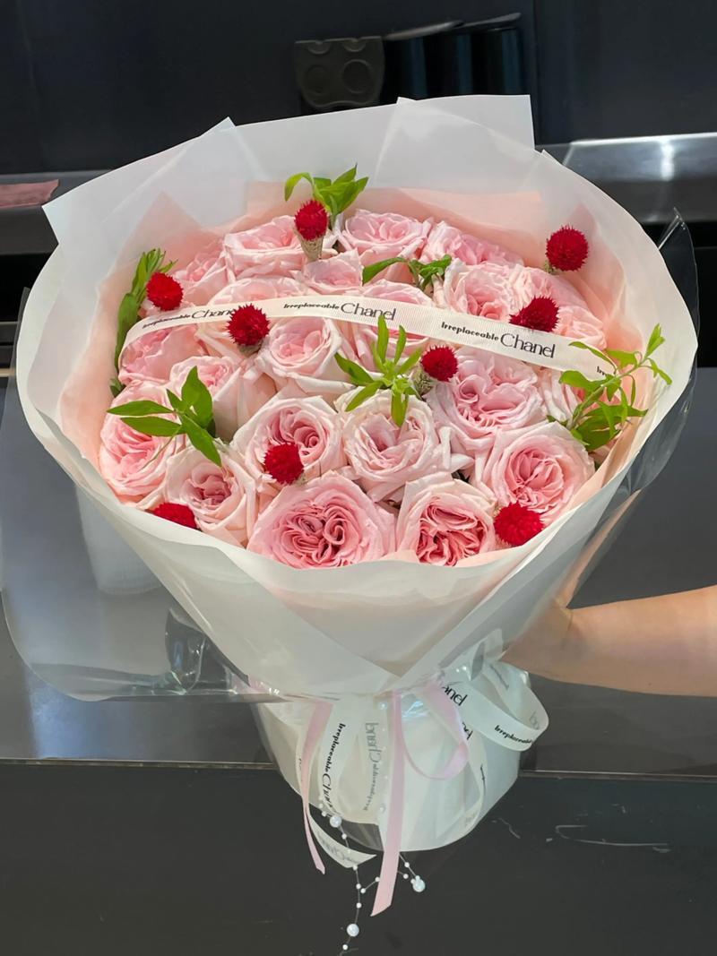 女孩50元买玫瑰父亲大闹花店：别用“爱女”名义，绑架商家的体面刷到女孩50元