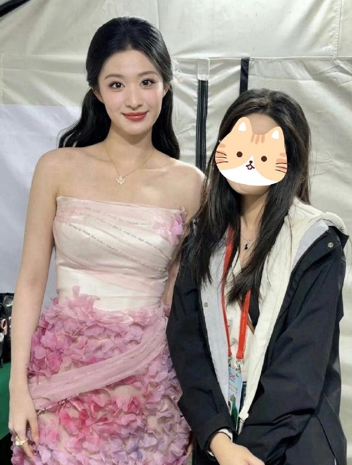 看了王楚然和工作人员的合照才知道她有多大只，不过不得不说真漂亮啊