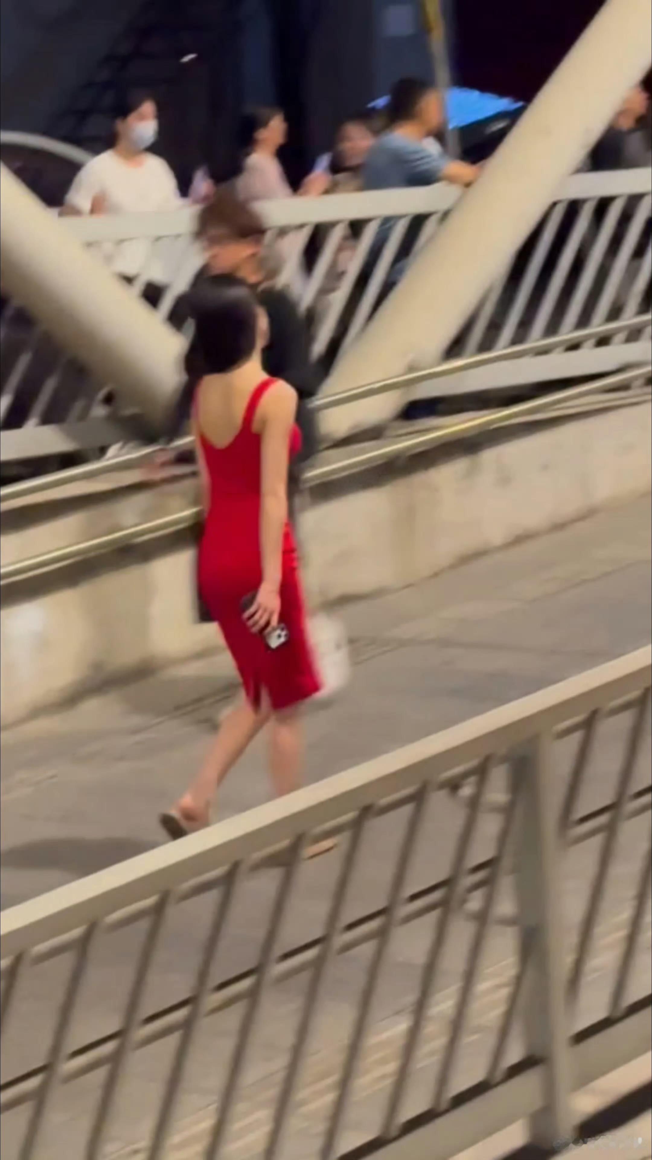 向涵之妈咪向涵之美貌向涵之妈咪，向涵之美貌，谁懂昨天一身红裙搭配黑长直妥妥的港风