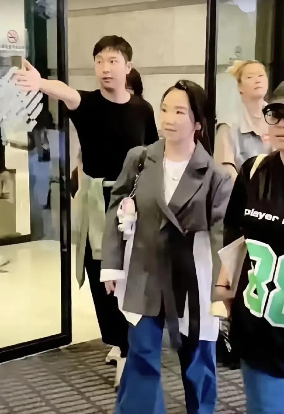 东方卫视这么牛bi，敢冒天下之大不韪！把台du分子陶晶莹请到上海来做节