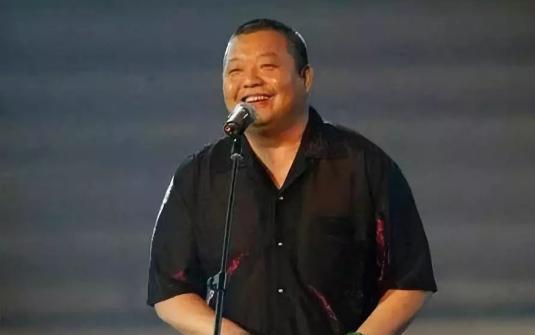 当年，成龙来北京开演唱会时，臧天朔喊了一群人去砸场子。成龙为了解决冲突，就请臧天