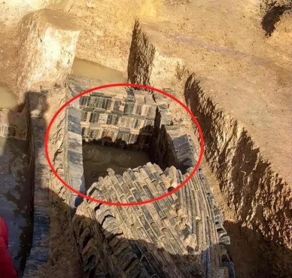 1955年，苏州市园林局为了清理虎丘剑池，把池子里的水全抽干了！不料，就在清理完