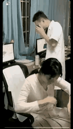 医生突然流鼻血，不小心滴到小姐姐的脸上，怎样才能化解这尴尬呢？