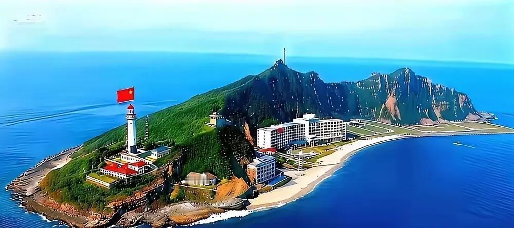 钓鱼岛，3.91平方公里，换算一下，是500多个标准足球场。最要命的是，上面有