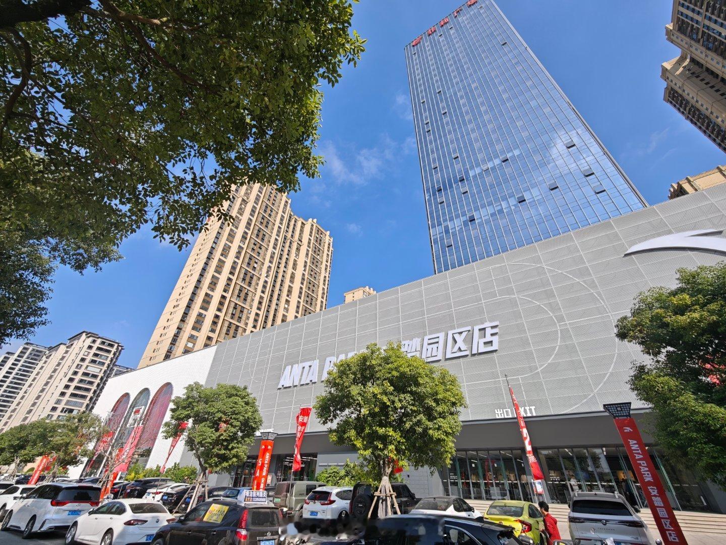 被民宿老板安利了去逛安踏折扣店扫货~我才第一次认识到安踏商业帝国有多恐怖科隆迪桑