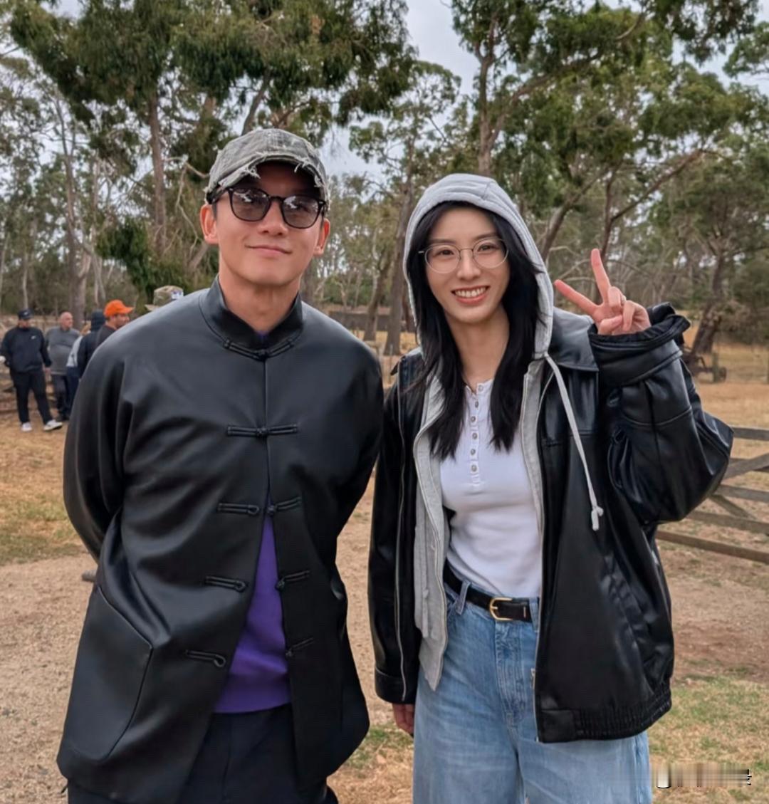 42岁郑恺在澳洲旅游被偶遇，他本人看起来好年轻，身材矮小，个子目测只有1.65米