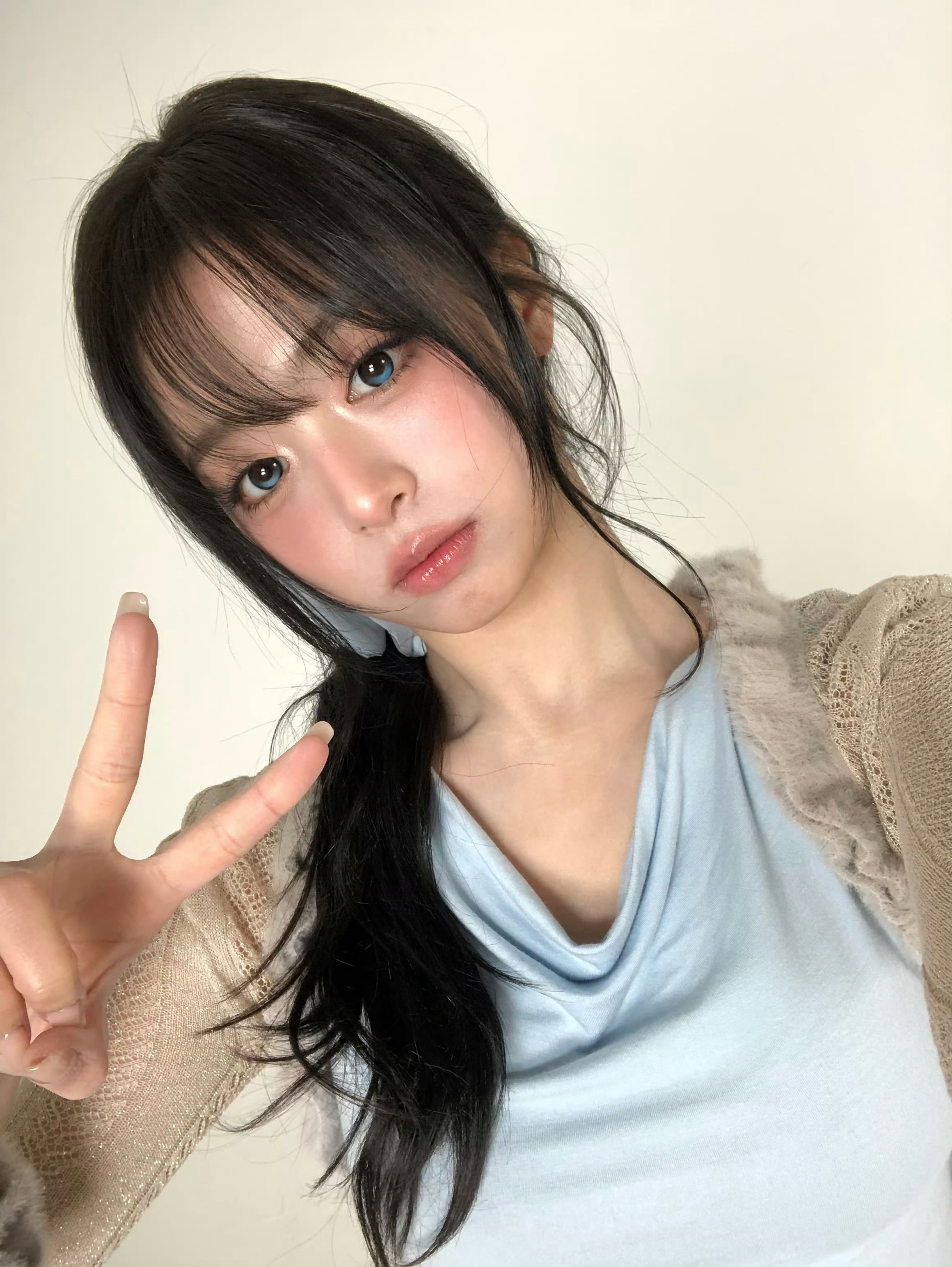 豆包，帮我把图片里的女人空降到我家