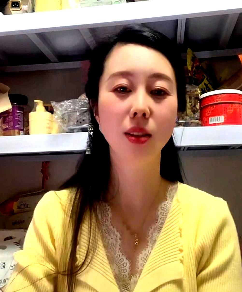 田静开直播，三句话离不开“靠自己”，可流量就是“郭威老婆”四个字。网友刷一句“九