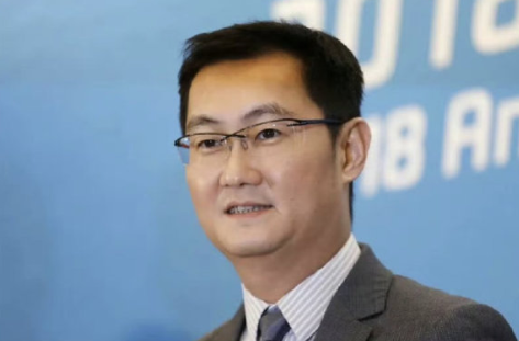 据每日经济新闻，对于腾讯AI（人工智能）是否落后的问题，在腾讯股东大会上，腾讯董