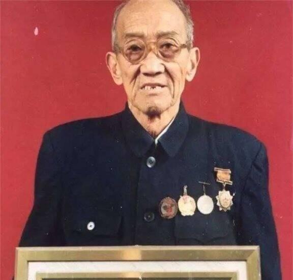 1953年，交换俘虏仪式，一位骨瘦如柴的男子颤颤巍巍向我方走来，他是志愿军60军