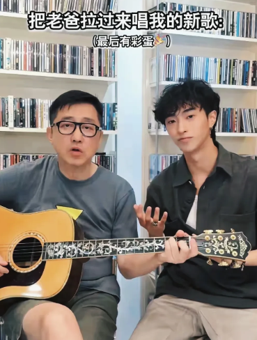 这应该是最亲切融洽的同母异父的兄妹了吧？！伊能静与前夫哈林儿子哈利，与现夫秦