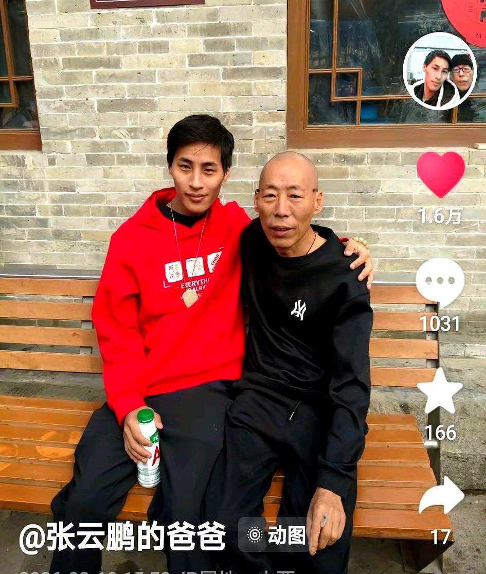 失散25年的跨国寻亲父子，认亲后先凑一起喝了瓶AD奶。云鹏4岁在沈阳火车站走