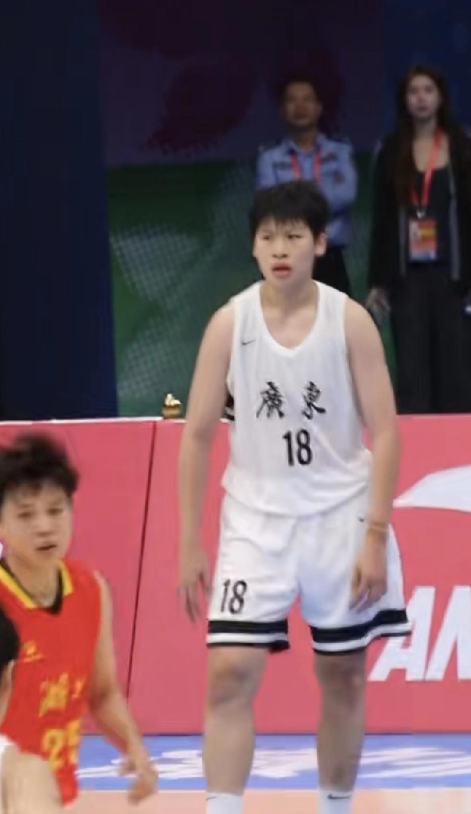 女版胡金秋？广东女篮中锋轻松砍下40+5+3。昨天全运会女篮成年组小组赛第二场广