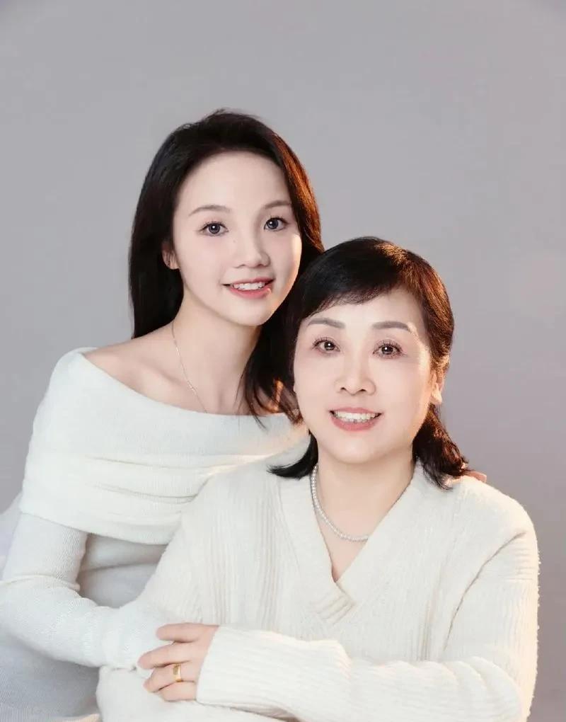 震惊！母女同天生子竟现相同胎记，DNA鉴定揭穿医院离奇乌龙：女婿胚胎植入岳母体内