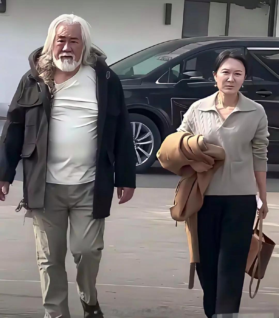 张纪中比老婆大31岁，现在越来越看不出来年龄差了。​