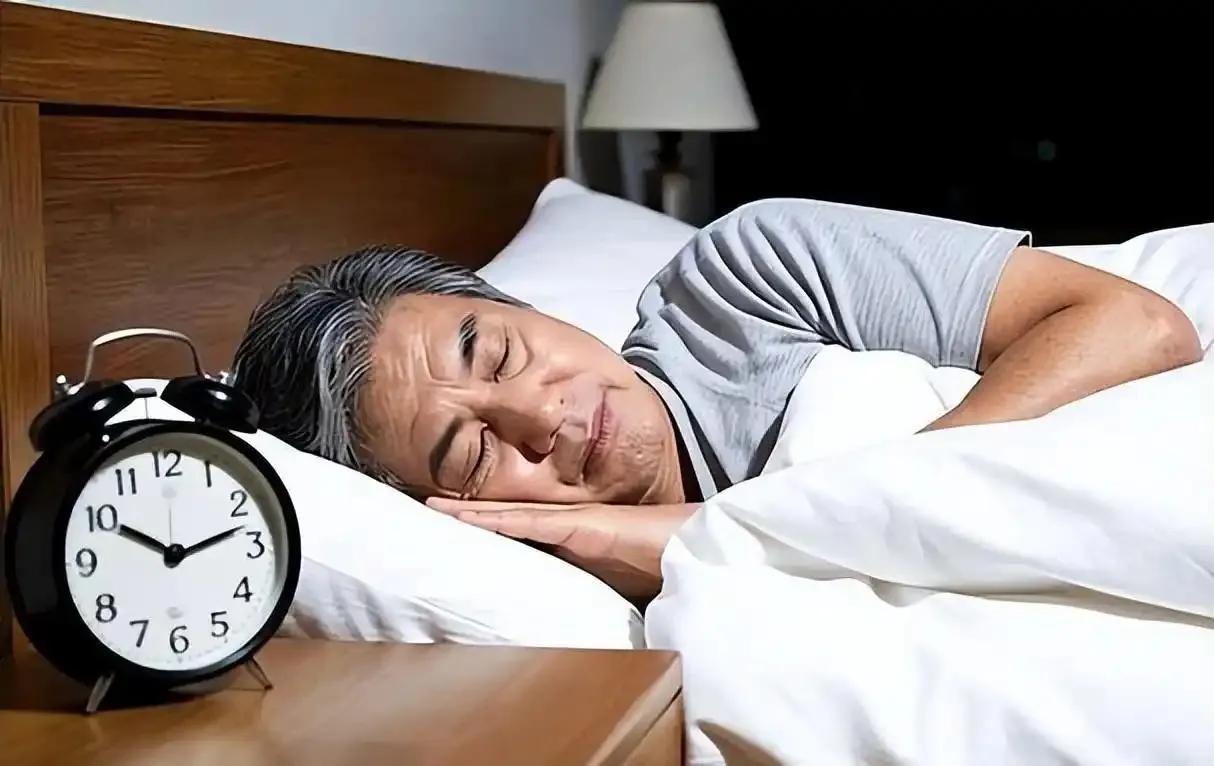 “睡觉十点睡”被推翻了？医生：过了60岁，睡觉尽量要做到这3点前些天熟悉的一