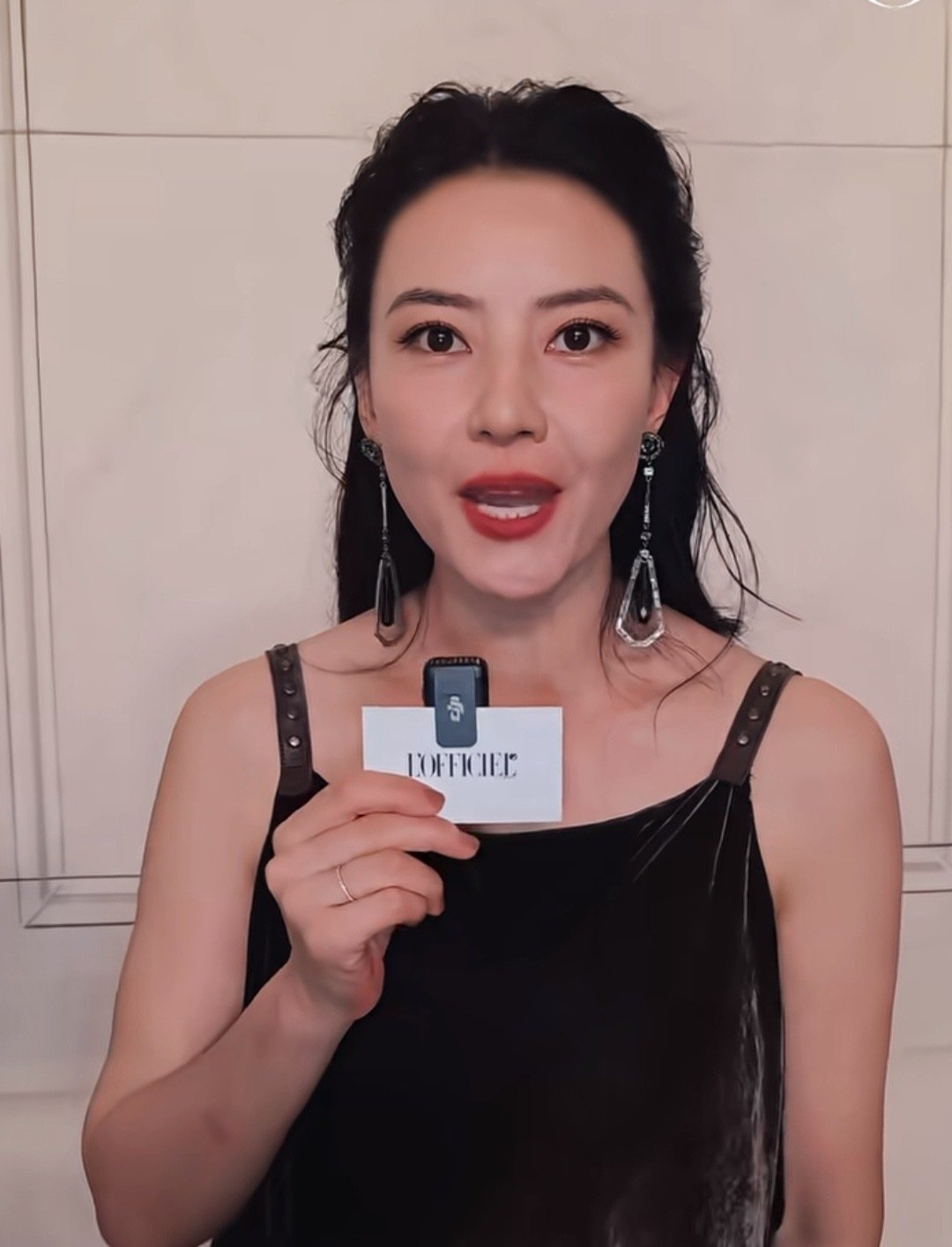 高圆圆纽约时装周生图，在G社真实的镜头下，她的鱼尾纹和法令纹都十分明显，离开了国内白到发光的磨皮和滤