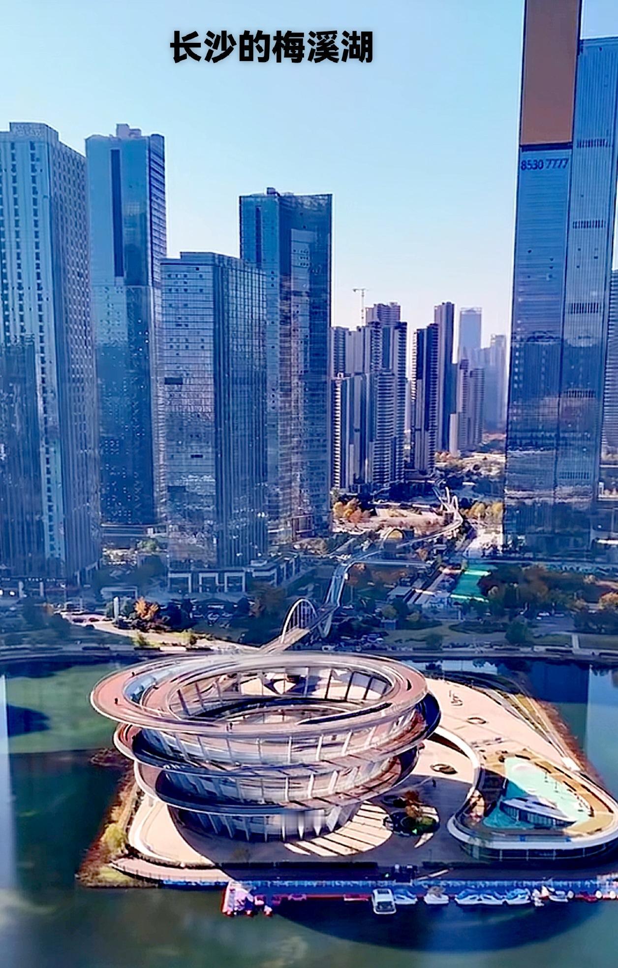 湖南长沙梅溪湖，走近看、这些写字楼多高大上啊！可惜像这样的写字楼形象规模太小了，