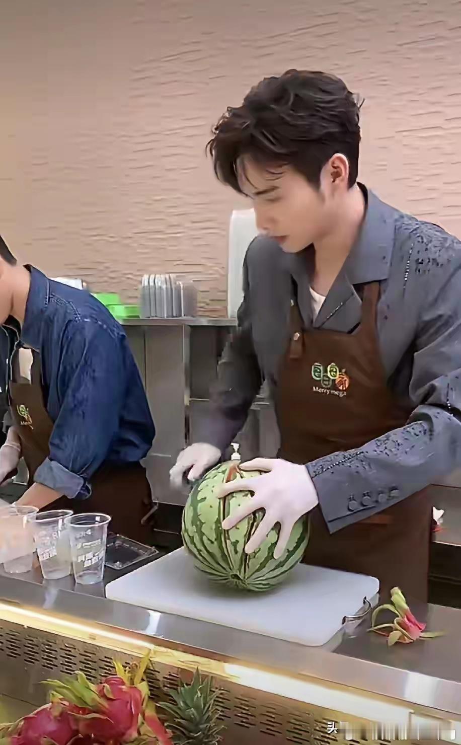 其实，每一个不红的明星都是🈶原因的，比如最近「疯狂营业」的掀桌咖代旭。刷到一个