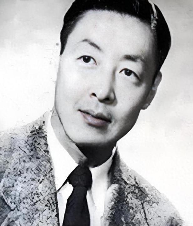 他在巴黎开中餐馆20多年，没人知道他的真实身份。他看似是普通中餐馆的华人老板，实