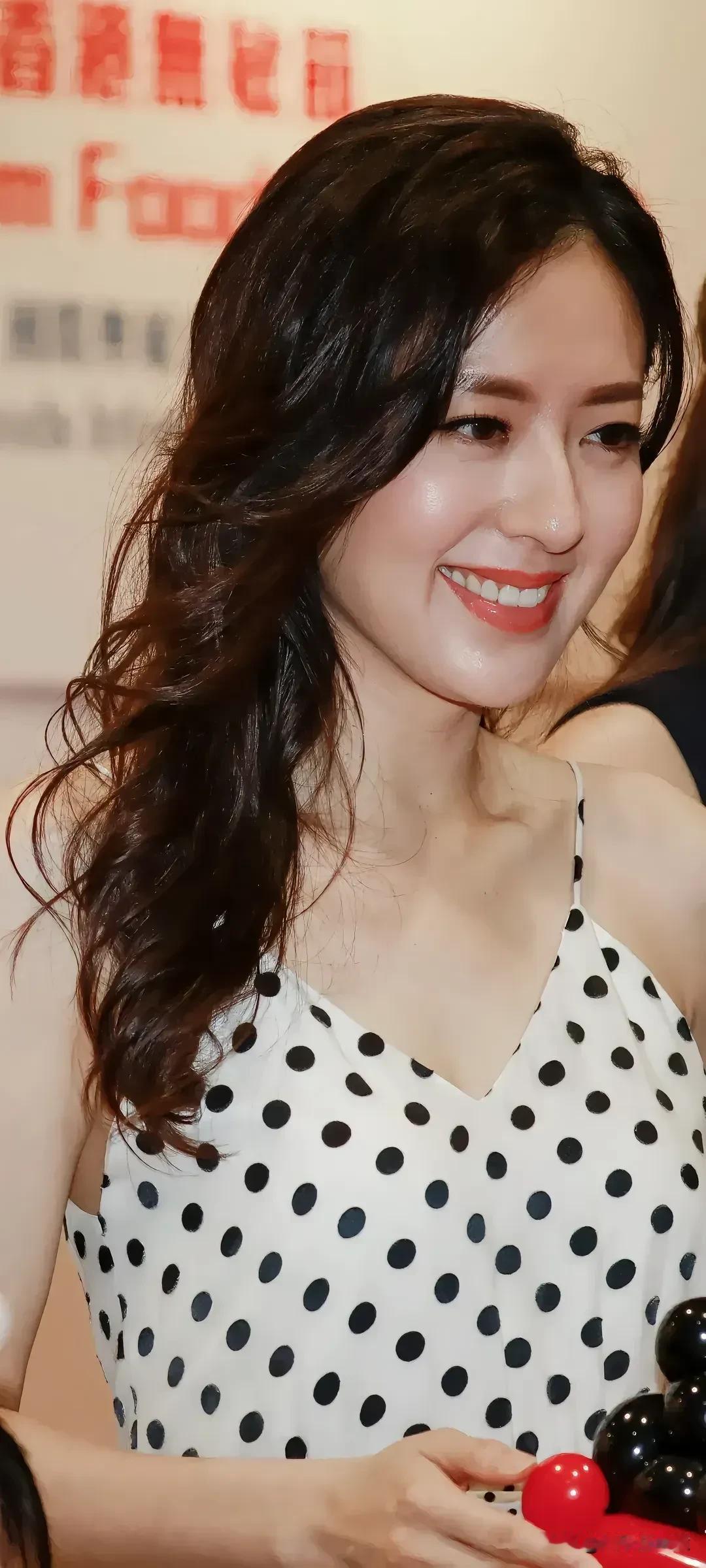 照片中这个女人真性感，可能很多人都不认识她。她是香港的女演员、歌手，是tvb的