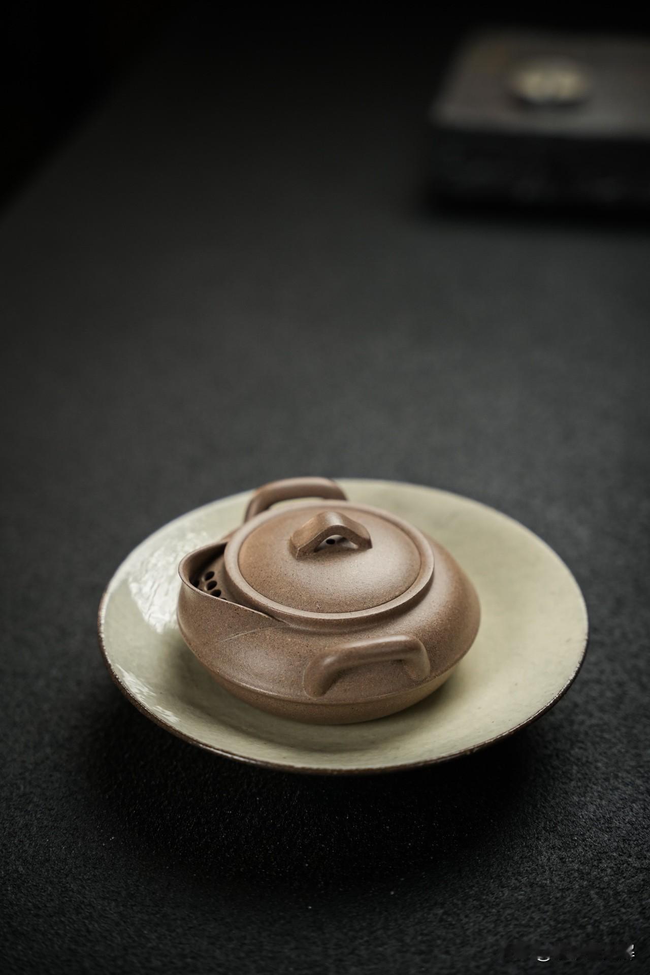 喝茶频率这个大家都明白的，一天三次和三天一次的区别。茶叶种类不同的茶叶养壶