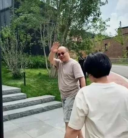 56岁窦唯：隐居阿那亚，​终得自由了。​从王菲的前夫到阿那亚，窦唯用了30年时间